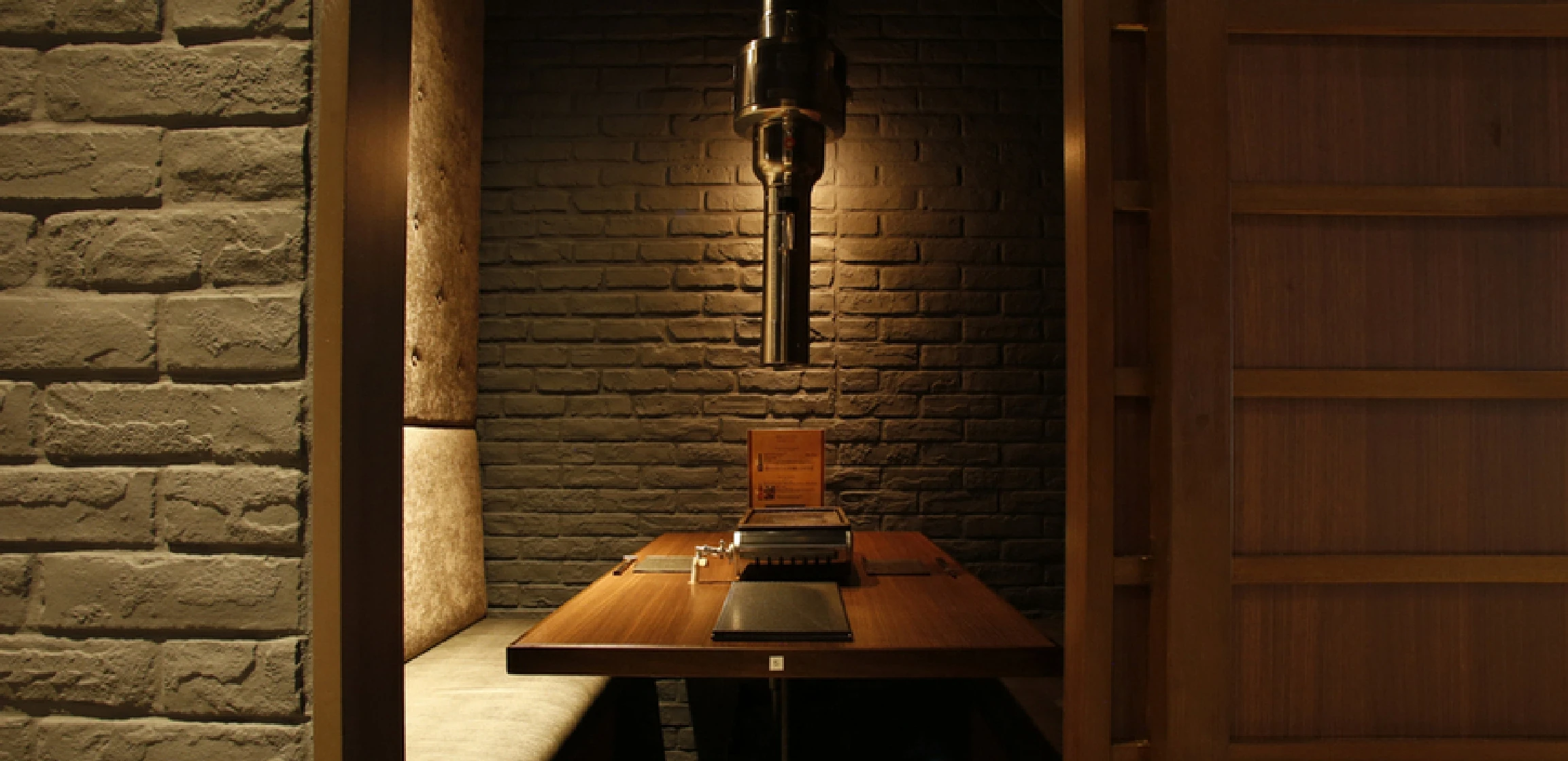 和牛焼肉 やくにく 路地裏 キービジュアル