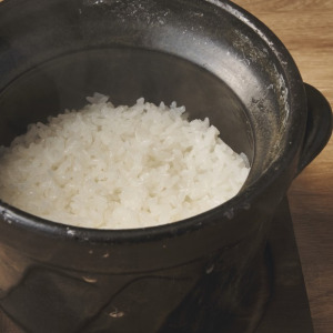 【米が肉を引き立てる】こだわりの銀シャリを炊き立てで